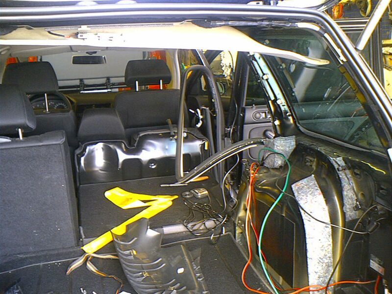 Tiedosto:Auto purettuna antenniasennukseen.jpg